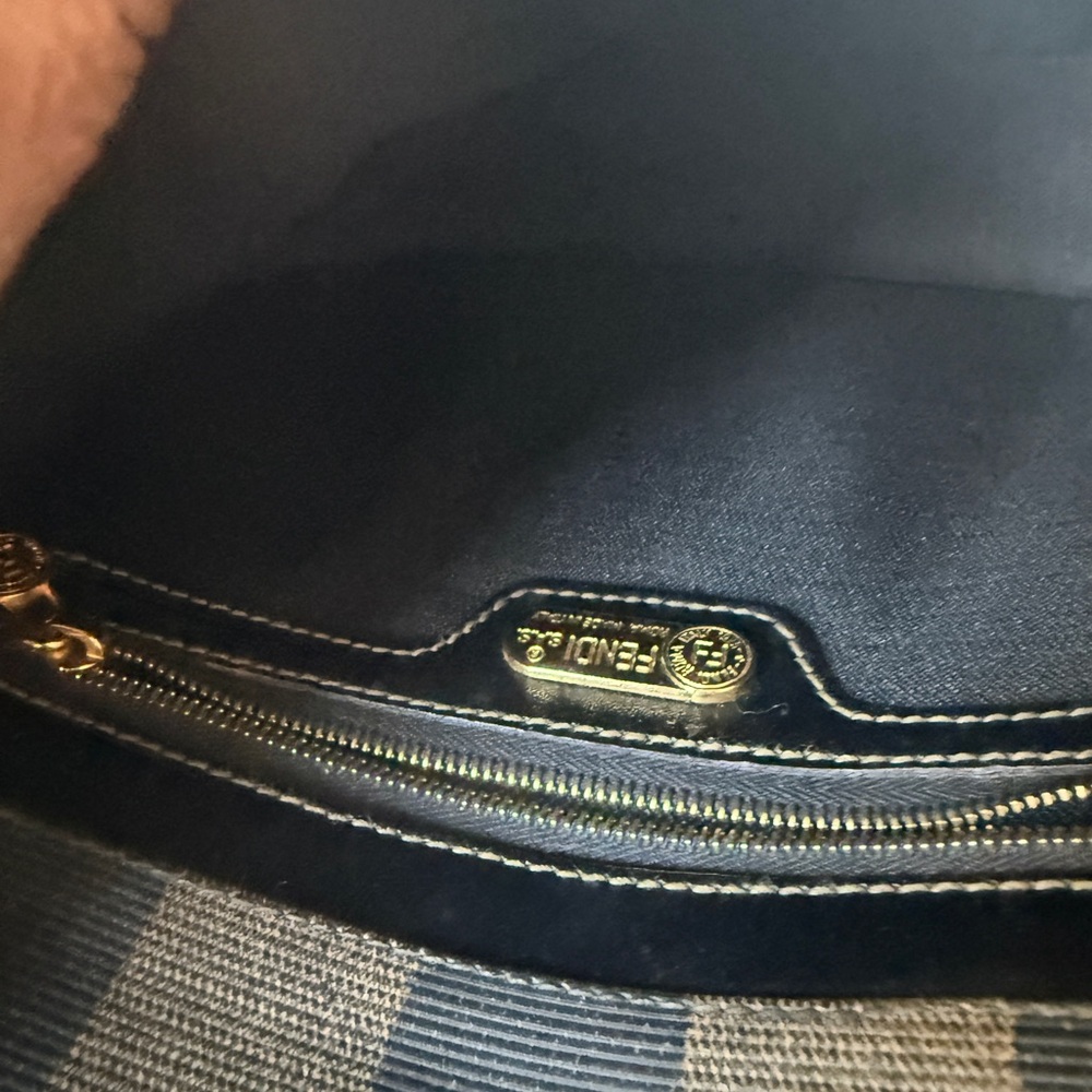 Authentic Fendi Roma Shoulder/Crossbody Bag - Picture 7 of 17